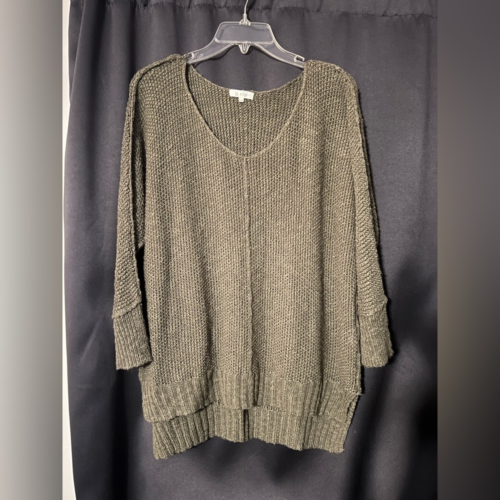 LA MIEL Women's V-Neck Sweater in green.